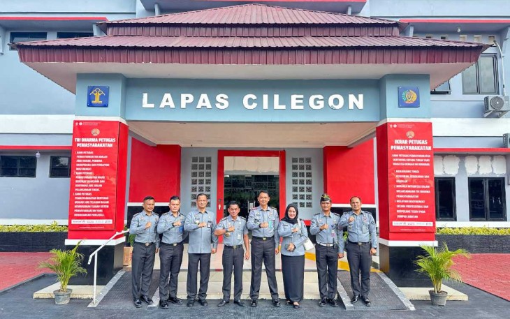Dirkeswat Dirjenpas Elly Yuzar foto bersama jajaran Lapas Cilegon, Rabu (31/1)