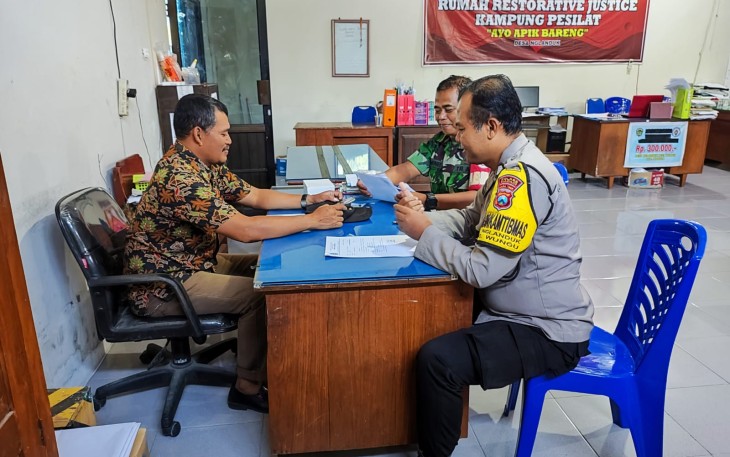 Babinsa Komsos Dengan Perangkat Desa 