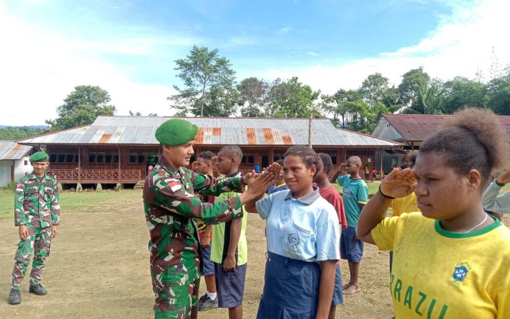 Latih Peraturan Baris Berbaris Pelajar SMP SATAP Iwur, Jum'at (2/2)
