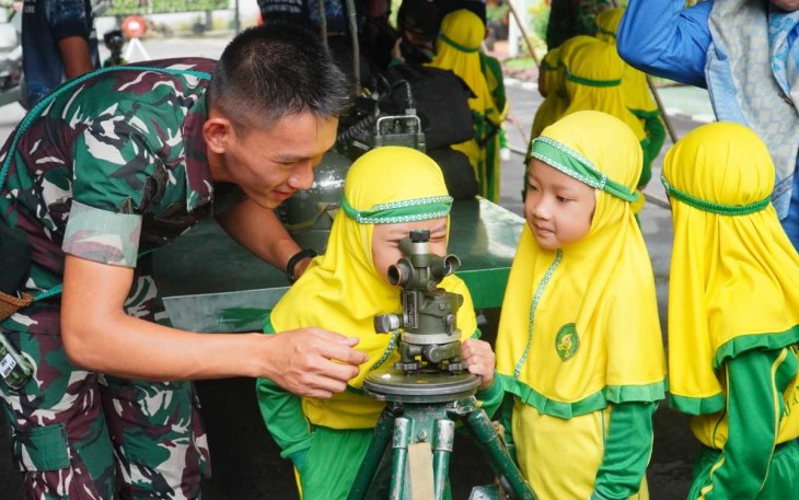 Siswi TK Islam Terpadu Al Ma'ruf mencoba teropong militer Yonarmed 11 Kostrad, Selasa (6/2)
