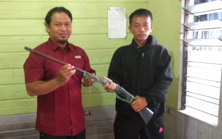 Serka Santara saat menerima senpi rakitan Laras panjang dari warga, Sabtu (10/2)