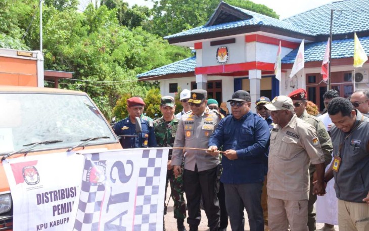 Pendistribusian logistik pemilu ke wilayah Manokwari, Sabtu (10/2)
