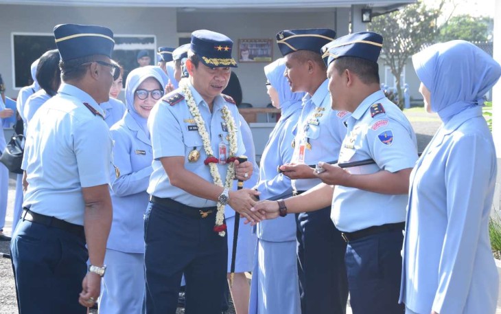 Dankoharmatau Marsma TNI Oki Yanuar saat mengunjungi Lanud Sulaiman Bandung, Selasa (13/2)