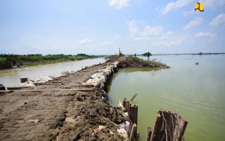 Tanggul sungai Wulan Kabupaten Demak, Jateng, Kamis (15/2)