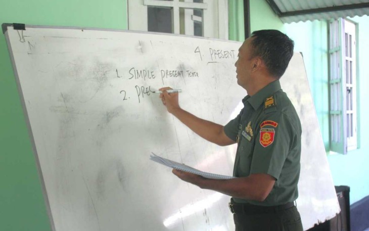 English Course Perwira Menarmed 2 Kostrad, Senin (19/2)