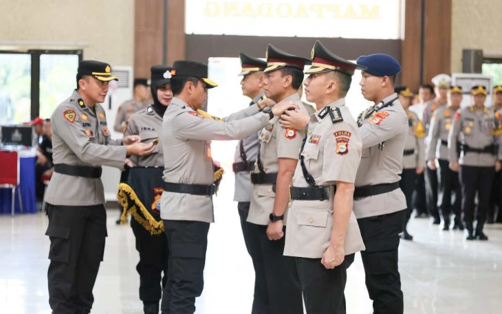Kapolda Sulsel Irjen Pol Andi Rian R Djajadi saat sertijab pejabat di lingkungan Polda Sulsel, Selasa, (20/2)