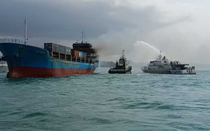 Pasca terjadi kebakaran, Bakamla RI Berhasil Evakuasi KM Alexindo 8 yang Terbakar di Batam