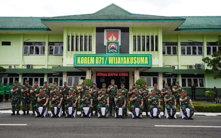 Foto bersama Kasad Jenderal TNI Maruli Simanjuntak di Korem 071/Wijayakusuma 