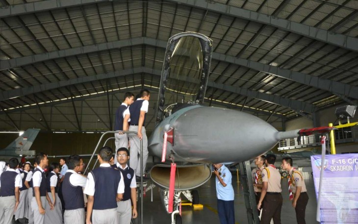 Pelajar SMA Pradita Dirgantara saat mengunjungi Lanud Iswahjudi, Rabu (28/2)