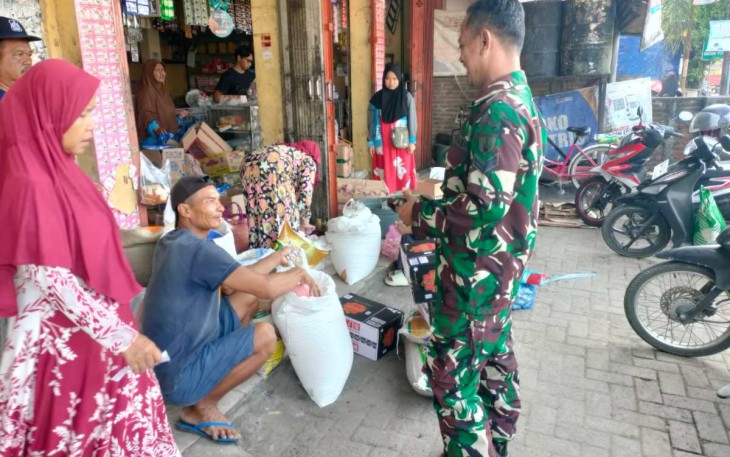 Sertu Wijianto Babinsa Koramil 04/Padas saat menyambangi kios/toko memantau perkembangan harga beras di pasar Sambiroto, Jum'at (1/3)