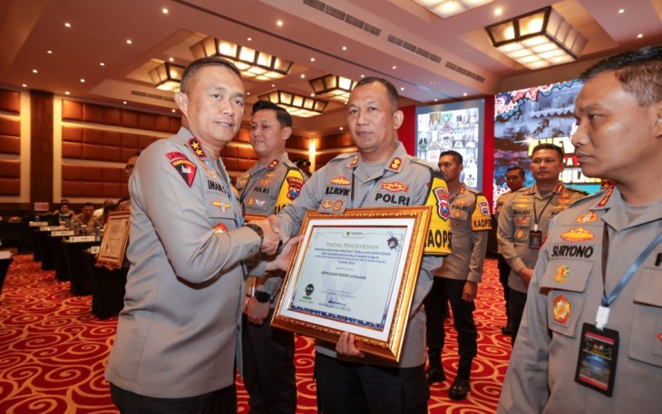 Kapolda Jatim Irjen Pol Imam Sugianto saat menyerahkan piagam penghargaan Ombudsman RI kepada Kapolres Lumajang AKBP Mohammad Zainur Rofik di Banyuwangi, Senin (4/3)