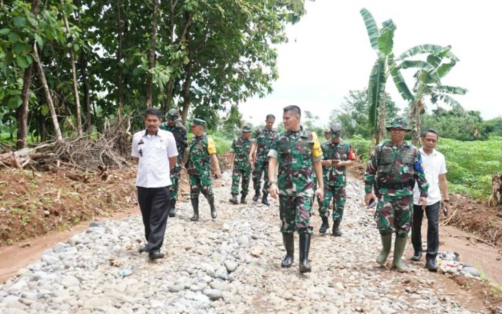 Tim Wasev TNI Kolonel Inf Marthen Pasunda saat meninjau sasaran fisik pengerjaan jalan desa. Rabu (6/3)
