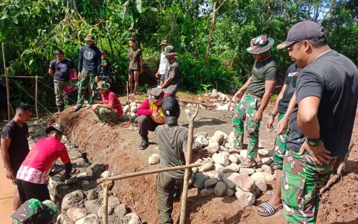 Pembangunan plat duiker desa Panaikang, Kamis (7/3)
