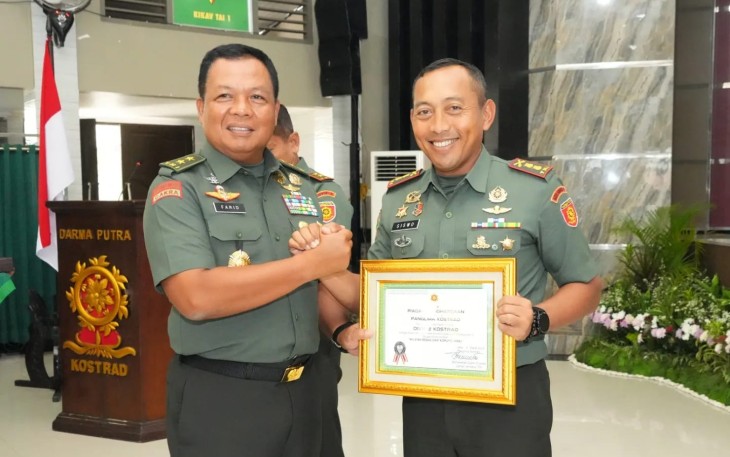 Kaskostrad Mayjen TNI Farid Makruf bersama Danmenarmed 2 Kostrad Letkol Arm Siswo Budiarto usai memberikan piagam penghargaan dari Pangkostrad di Cilodong Depok, Kamis (7/3)