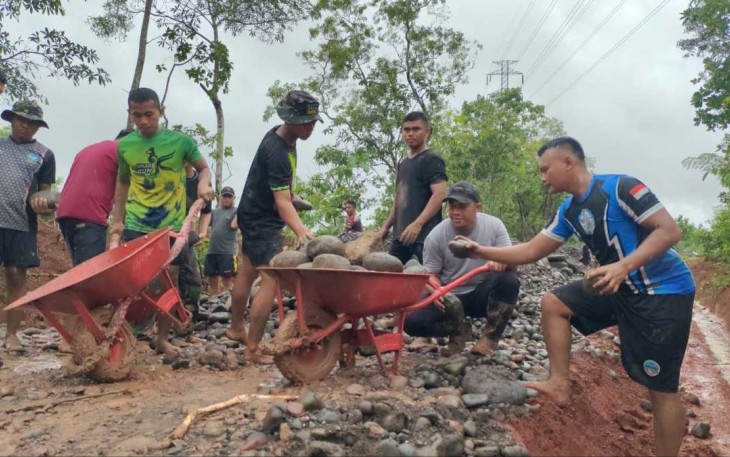 Gotong royong angkut batu bersama masyarakat 