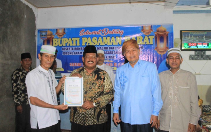 Wakil Ketua DPRD Pasbar Bersama Tim 1 Safari Ramadan Bantu Masjid Batu Durian Tibarau Kinali