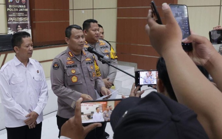 Kabid Humas Polda Jatim Kombes Dirmanto saat memberikan keterangan pers 