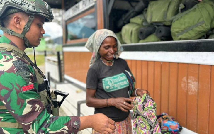 Masyarakat kampung Mamba menerima bantuan baju layak pakai