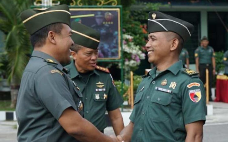 Kasrem 081/DSJ Letkol Inf Yuli Eko Purwanto memberikan ucapan selamat kenaikan pangkat prajuritnya, Senin (1/4)