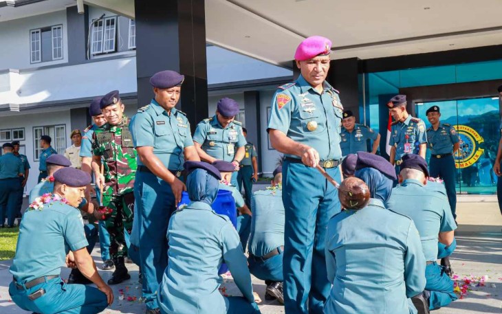 Danlantamal IX Ambon Brigjen TNI (Mar) Said Latuconsina saat tradisi kenaikan pangkat prajuritnya, Senin (1/4)