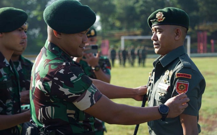Danyonif PR 330/Tri Dharma Letkol Inf Dedy Pungky Irawanto saat menyematkan kenaikan pangkat prajuritnya, Senin (1/4)