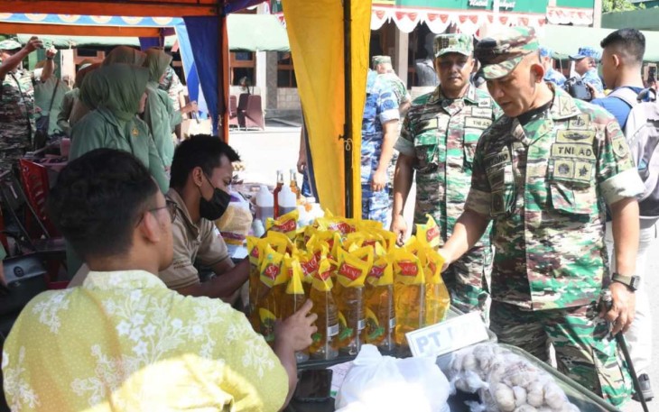 Danrem 081/DSJ Kolonel Inf H. Sugiyono menyambangi stand bazar, Selasa (2/4)