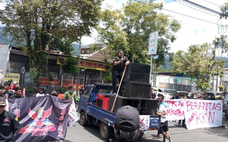 Aksi unjuk rasa Grib Jaya di Balai Kota Among Tani, Kota Batu, Kamis (4/4)