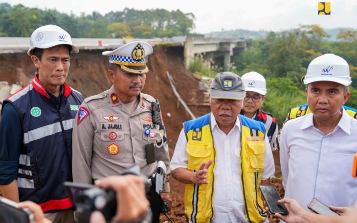 Menteri PUPR Basuki Hadimuljono saat memberikan keterangan pers di lokasi longsor ruas Cigombong - Cibadak  