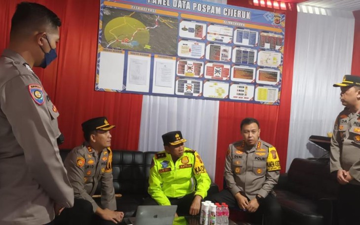 Kapolda Jabar Irjen Pol Akhmad Wiyagus saat menerima pemaparan anggota pospam Cijeruk Polres Bogor, Minggu (7/4)
