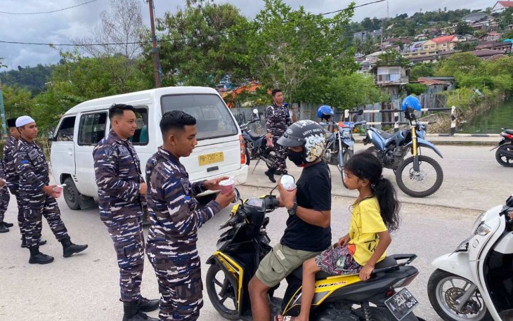 Personel Lanal Fakfak bagikan takjil gratis, Senin (8/4)