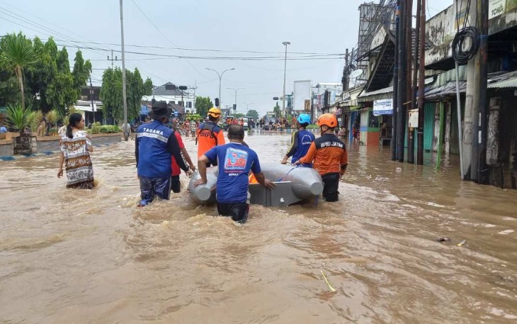 Kondisi banjir yang melanda Kota Pasuruan, Jawa Timur, Selasa (9/4)