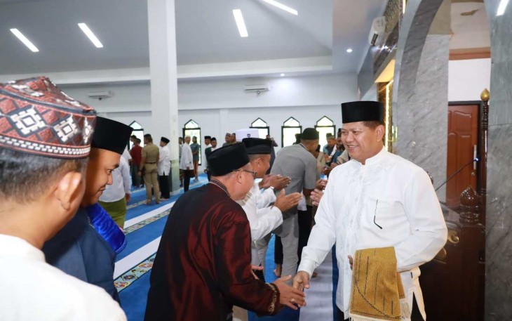 Pangkoarmada III Laksamana Muda TNI Hersan bermaaf-maafan usai sholat ied