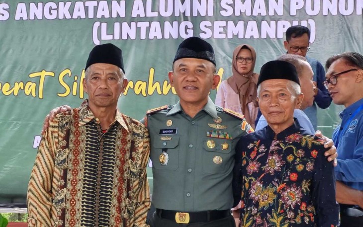 Danrem 081/DSJ Kolonel Inf H. Sugiyono bersama guru SMAN Punung, Kabupaten Pacitan, Sabtu (13/4)