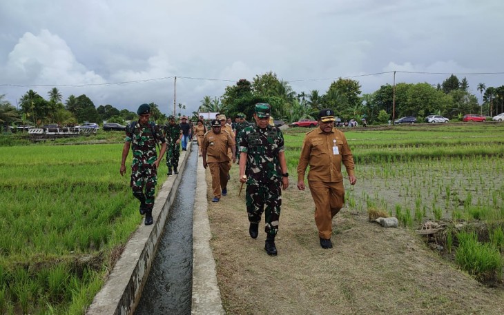 Pangdam XVIII Mayjen TNI Ilyas Alamsyah saat meninjau lokasi dan peresmian program pipanisasi 