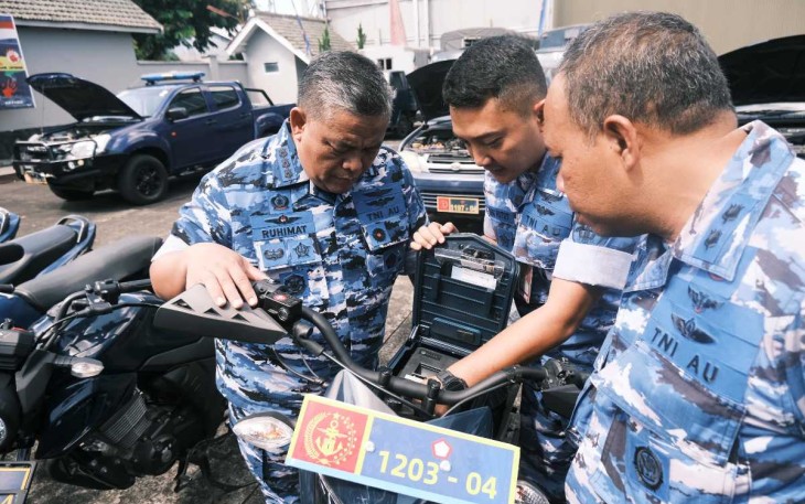 Dandepohar 10 Kolonel Tek Ruhimat saat pengecekan kendaraan dinas 