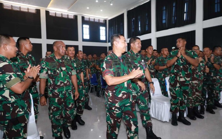 Kasum TNI Letjen TNI Bambang Ismawan saat mengunjungi Mako Koarmada III Sorong, Minggu (21/4)