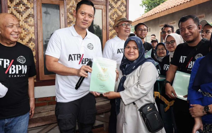 Menteri ATR/BPN Agus Harimurti Yudhoyono bersama ibu Yuyun warga Kabupaten Cianjur, Minggu (21/4)