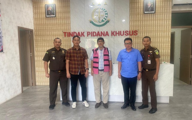 Penyerahan Tersangka Dugaan Korupsi Dana Hibah Tahun Anggaran 2011-2013
