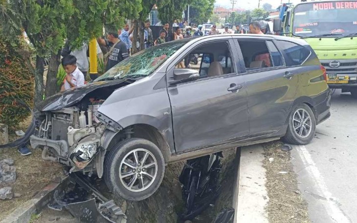 Minibus Toyota Calya ringsek setelah tabrak pengendara sepeda motor di jalan Ungaran Bawean Semarang 