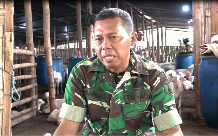 Peltu Bambang saat mengisahkan perjalanan membantu masyarakat 