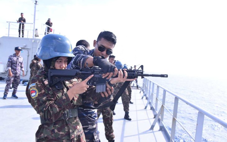 Siswa SMA Taruna Nusantara praktek menggunakan senjata di KRI Palu-523