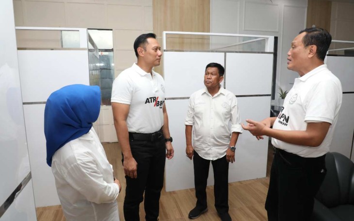 Menteri ATR/BPN Agus Harimurti Yudhoyono saat menerima paparan di Kanwil BPN Provinsi Sulsel, Sabtu (27/4)