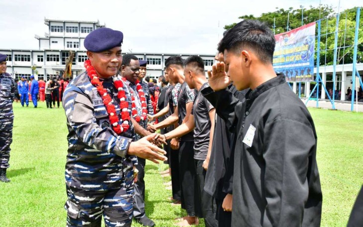 Danlantamal XIV Sorong Laksma TNI Deny Prasetyo memberikan selamat bertanding peserta