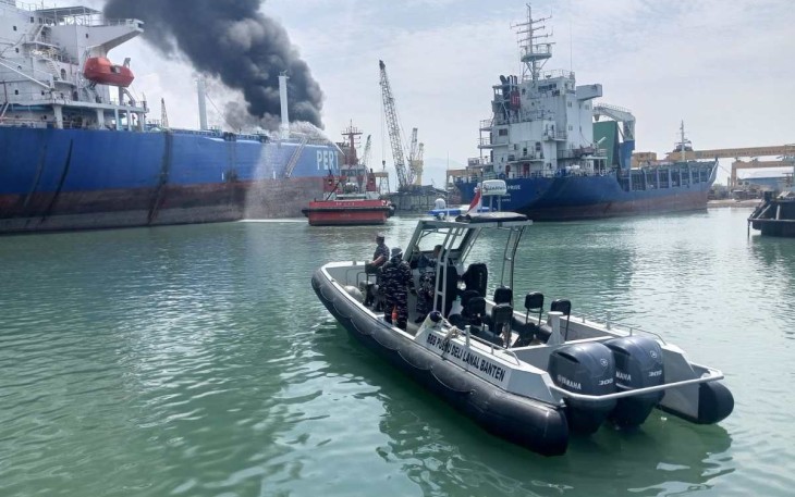 Prajurit Lanal Banten bantu padamkan kebakaran kapal