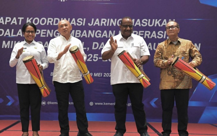 MenkopUKM Teten Masduki menabuh alat kesenian Papua membuka rakor di Biak Numfor 