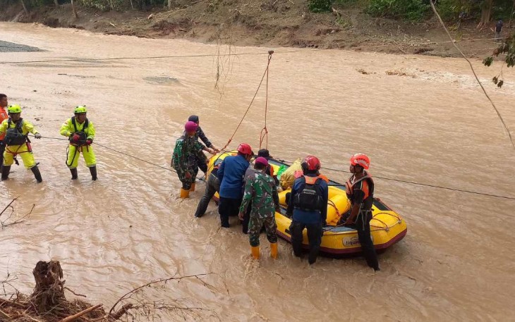 Evakuasi warga terdampak longsor di Kabupaten Luwu