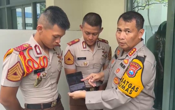 Kabid Humas Polda Jatim Kombes Dirmanto saat menunjukkan video viral 