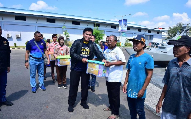 Kasal Laksamana TNI Muhammad Ali memberikan bantuan sosial masyarakat di Jawa Timur 