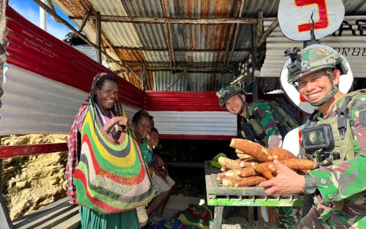 Prajurit Condromowo borong hasil tani mama Papua
