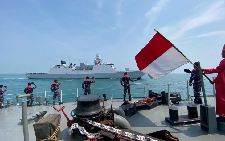 Passing exercise dengan kapal perang Belanda